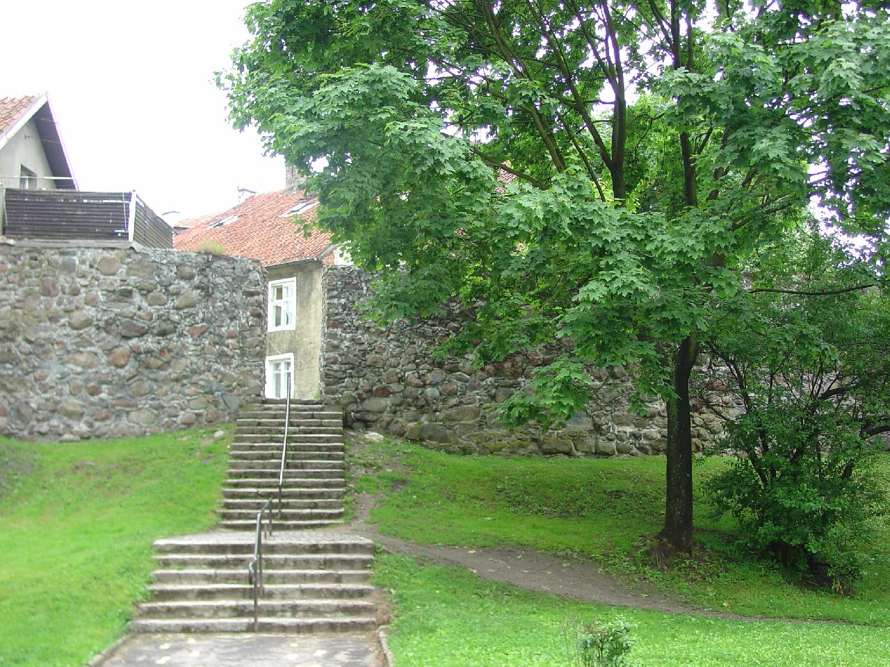 Schody prowadzące do wejścia przez mury obronne